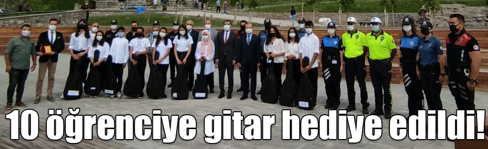 Kars'ta 10 öğrenciye gitar hediye edildi!