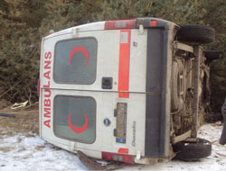 Ambulans buzlu yolda takla attı