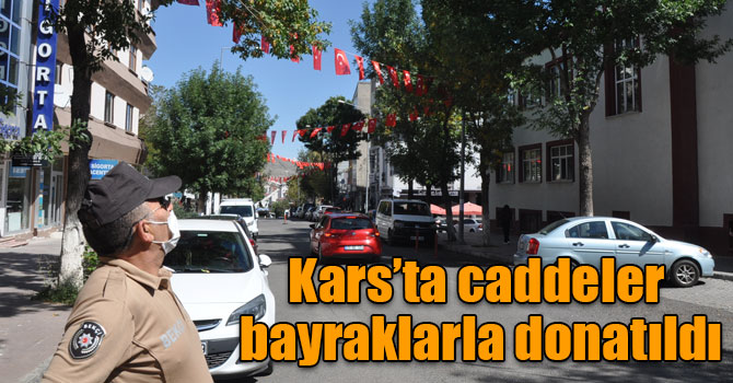 Kars’ta caddeler bayraklarla donatıldı