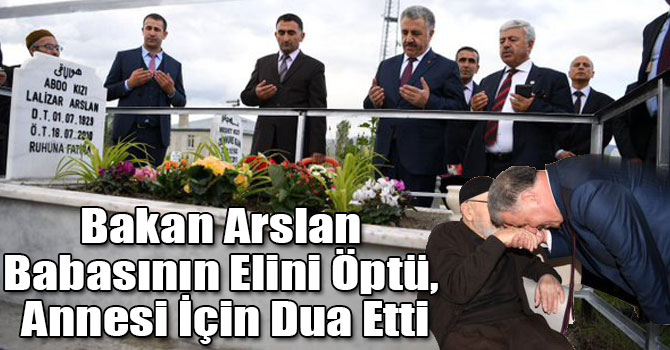 Bakan Arslan Babasının Elini Öptü, Annesi İçin Dua Etti