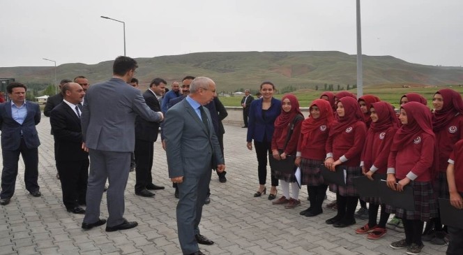 Ahmet Yesevi İmam Hatip Ortaokulu Törenle Açıldı