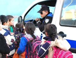 Karslı çocukların polis sevgisi