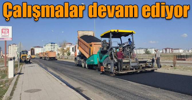 Kars’ta sıcak asfalt yol çalışmaları devam ediyor