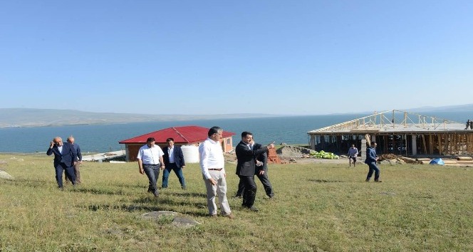 Vali Özefe, Çıldır Gölü Kenarında Yapımı Devam Eden Turizm Tesislerinin İnşaatını Denetledi