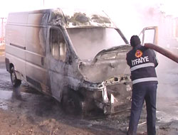Kars'ta İtfaiye dondu, araç yandı