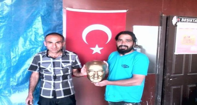 Gönüllü Gençler Yıpranan Atatürk Büstlerini Onardı