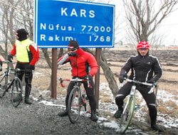 Bisikletleriyle Kars’a geldiler