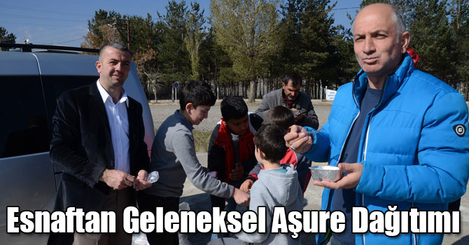 Sarıkamışlı Esnaftan Geleneksel Aşure Dağıtımı