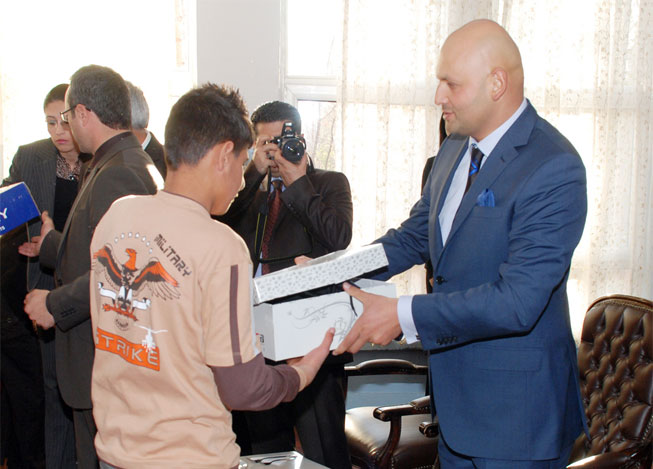 yargıç Harmankaya, Hediye dağıttı.