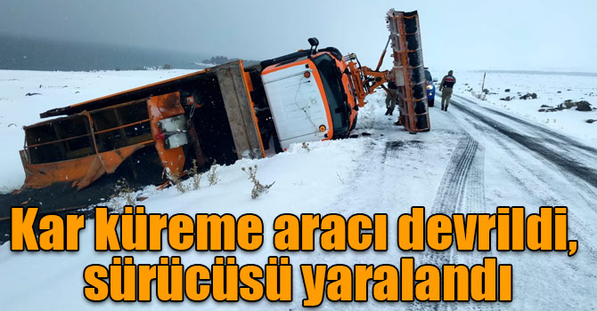 Kar küreme aracı devrildi, sürücüsü yaralandı