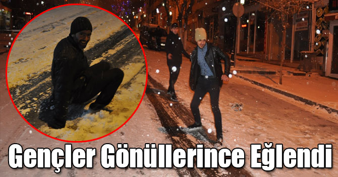 Kars'ta Buzlanan Yollarda Araçlar Kaydı, Gençler Gönüllerince Eğlendi