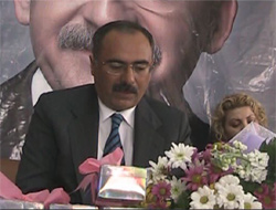 “Başbakan heykellerle kavga ediyor”