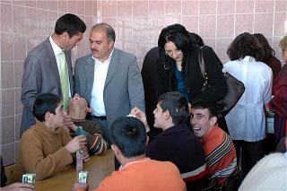 Kars Ak partiden Engellilere ziyaret