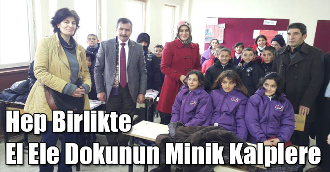 Hep Birlikte El Ele Dokunun Minik Kalplere