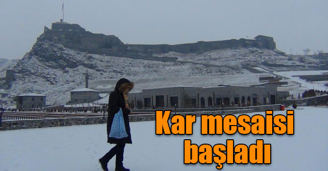 Kars’ta vatandaşların kar mesaisi başladı