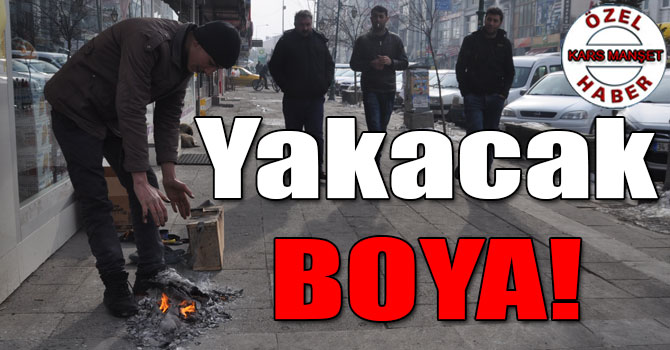 Kars’ta Soğukta Çalışan Ayakkabı Boyacısı Ateş Yakarak Isınmaya Çalışıyor