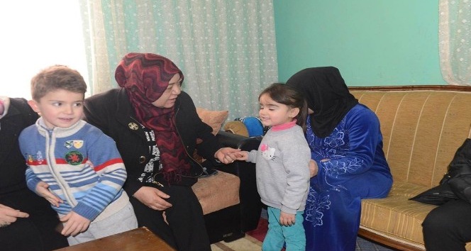 Vali Özefe’nin eşi Hacer Özefe, Suriyeli Aileleri Ziyaret Etti