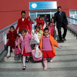 Kars kızılaydan eldiven ve kırtasiye yardımı