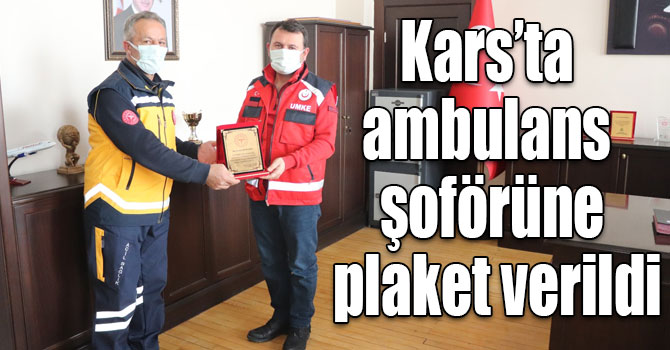 Kars’ta ambulans şoförüne plaket verildi