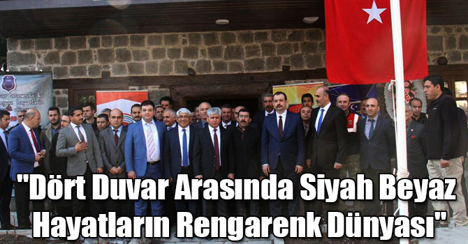 "Dört Duvar Arasında Siyah Beyaz Hayatların Rengarenk Dünyası"