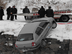 Kars Çayı kenarında Araç asılı kaldı