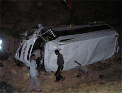 Minibüs takla attı