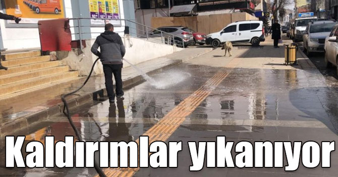 Kars’ta kaldırımlar tazyikli suyla yıkanıyor