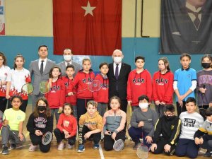 Vali Karadeniz milli sporcularla badminton oynadı