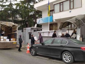 Ukrayna İstanbul Konsolosluğunda yardımlar devam ediyor