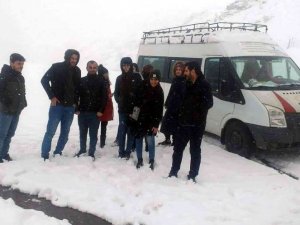 Siirt’te karda mahsur kalan 10 öğretmen kurtarıldı