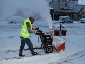 Ardahan’da belediye ekipleri karla mücadele ediyor