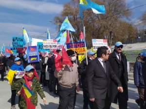 Konya’da yaşayan Kırım Türkleri ve Ukraynalılar savaşın durması için yürüdü