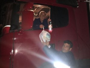 Türkiye’nin Odessa Başkonsolosluğu’ndan, Ukrayna’da mahsur kalan Türk tır şoförlerine gıda yardımı