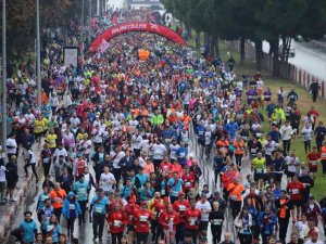 RUNANTALYA’da binlerce koşu tutkunu yağmur durduramadı