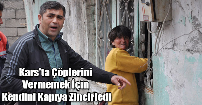 Kars'ta Çöplerini Vermemek İçin Kendini Kapıya Zincirledi