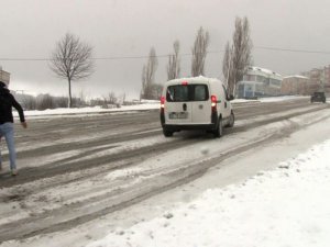 Karla kaplı yolda sürücüler zor anlar yaşadı