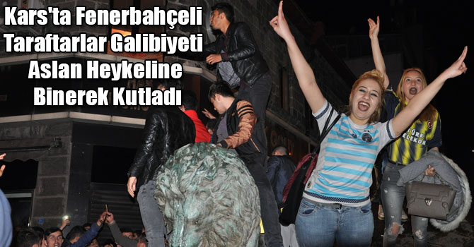 Kars'ta Fenerbahçeli Taraftarlar Galibiyeti Aslan Heykeline Binerek Kutladı