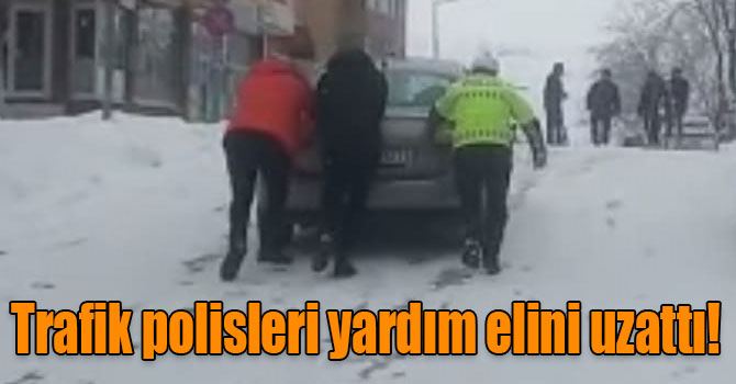 Kars’ta zor anlar yaşayan sürücülere trafik polisleri yardım elini uzattı!