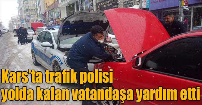 Kars'ta trafik polisi yolda kalan vatandaşa yardım etti