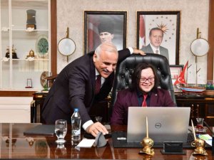 Başkan Zorluoğlu koltuğunu Enes’e devretti