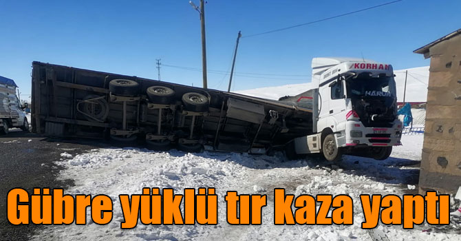 Kars’ta gübre yüklü tır kaza yaptı