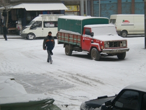 Kars'ta etkisini gösteren kar yağışı kenti beyaza bürüdü.