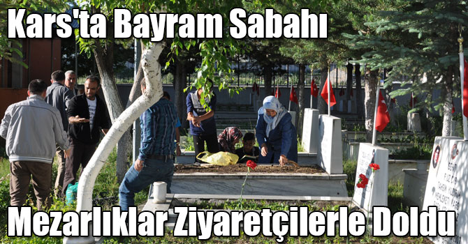 Kars'ta Bayram Sabahı Mezarlıklar Ziyaretçilerle Doldu