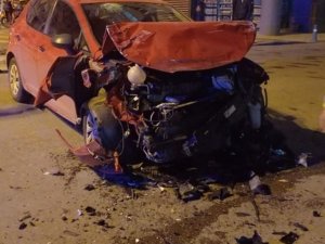 Manisa’da askeri ambulans ile otomobil çarpıştı: 3 yaralı