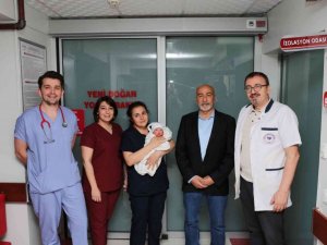 Doğumu riskli görülen minik Bayram, Cerrahi’de hayata tutundu