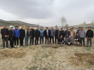 Bayburt’ta bin 500 meyve ile bin tane gül fidanı toprakla buluştu