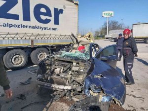 TEM’de feci kaza, dinlenme tesisindeki tıra ok gibi saplandı: 2 yaralı