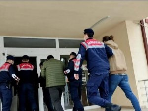 Elektrik direğinin demirlerini keserek çalan 3 kişi tutuklandı