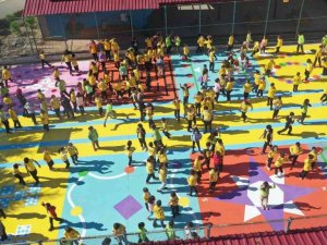 İmamoğlu’nda okullardaki oyun alanları rengarenk