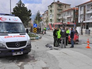 Konya’da süt kamyoneti ile otomobil çarpıştı: 2 yaralı